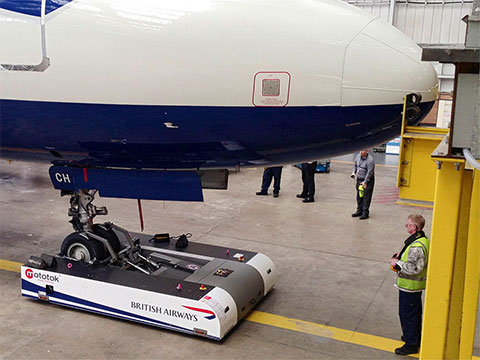 Spacer-parks-aircraft-against-wall_small.jpg