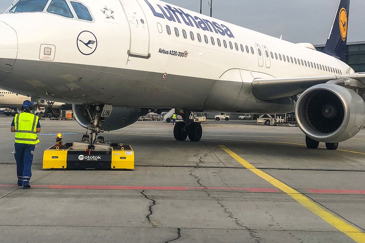 SPACER 8600 moves a A320 at Fraport