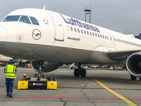 SPACER 8600 moves a A320 at Fraport