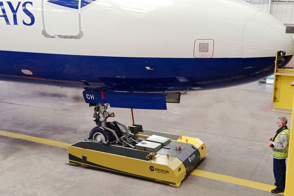 SPACER 8600 operates an Airbus A320 in the Hangar – parks directly towards the hangars wall