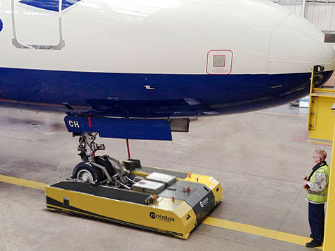 SPACER 8600 operates an Airbus A320 in the Hangar – parks directly towards the hangars wall