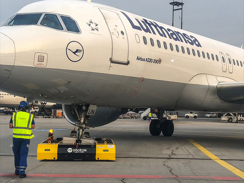 SPACER 8600 in Hangar-Operation with an Airbus A320 at Fraport