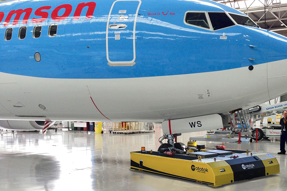 SPACER 8600 with a Boeing 737 in the hangar