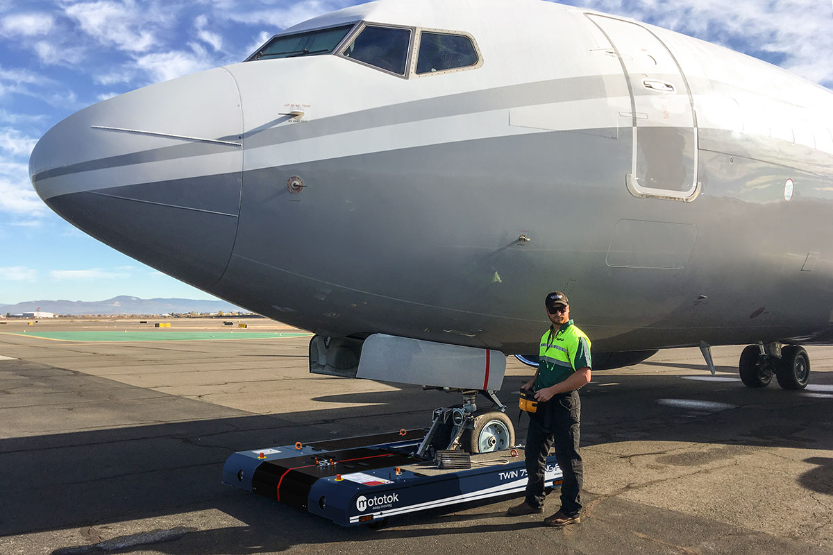 TWIN 7500 tows a BBJ-200