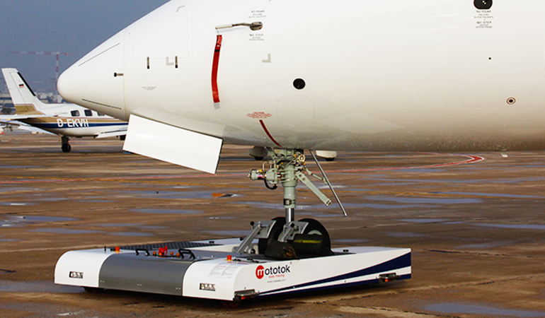 remotely controlled Aircraft Tug