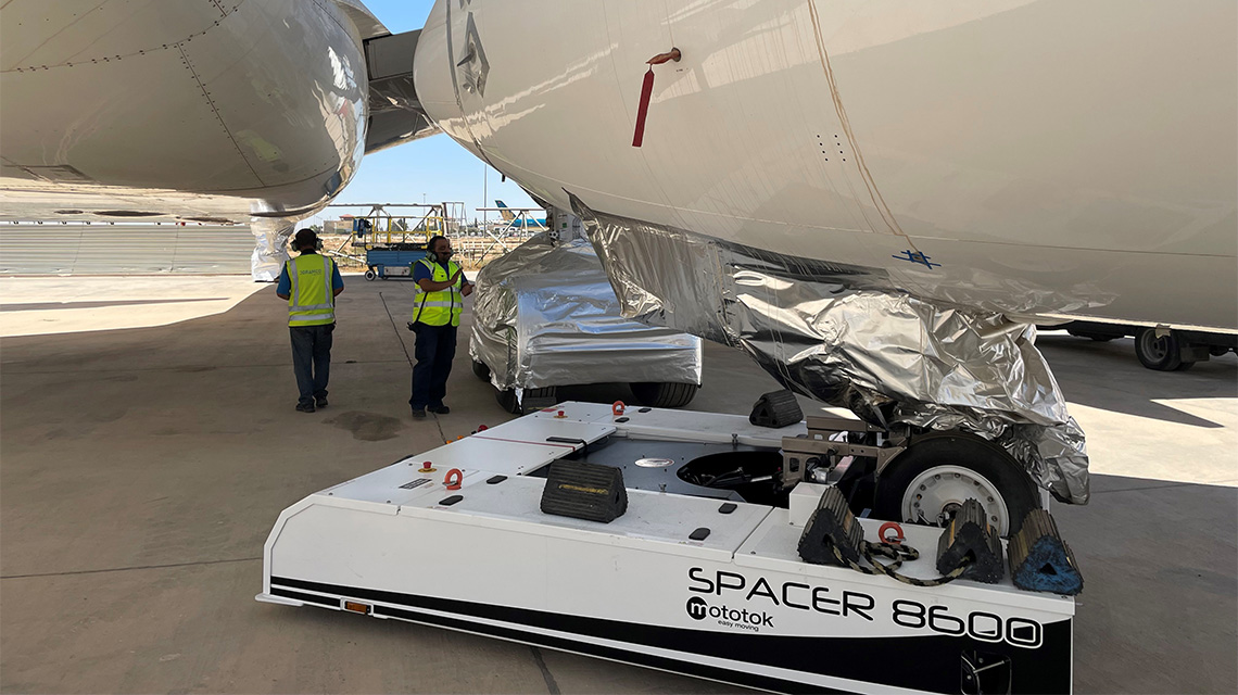 Mototok Spacer 200 with an Airbus 318