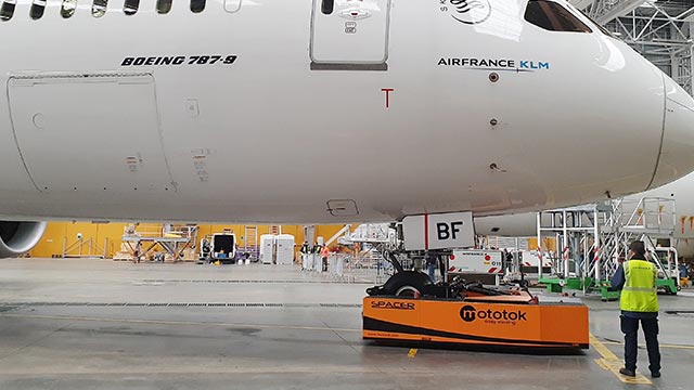 Spacer 200 with a Boeing 787-9 maneuvering in a hangar