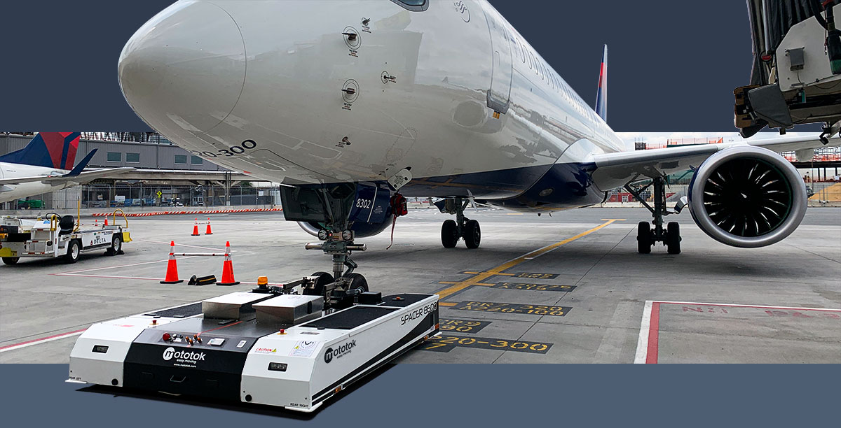 Mototok SPACER 8600PB with an Airbus A220-300 · Field of Application: Pushback