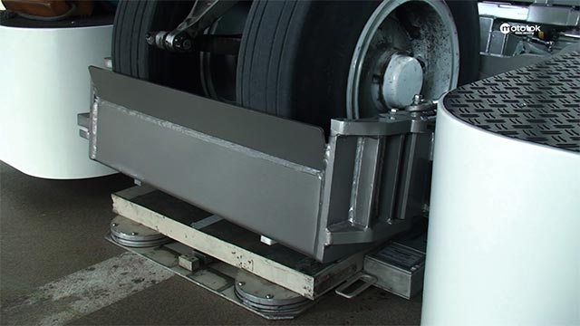 Iberia: Mototok Spacer 8600 lifts a nose gear for weighing