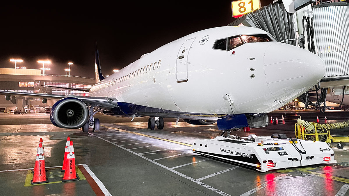 Mototok Spacer 8600 Pushback operation at London Heathrow T5A